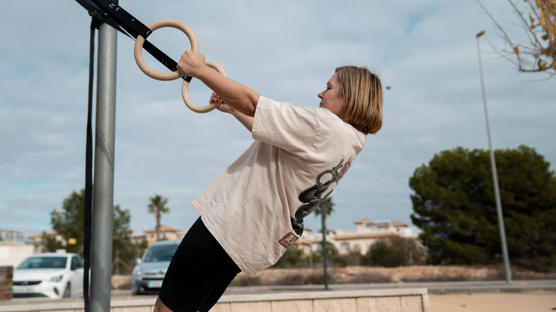 Woman performing calisthenics exercises demonstrating functional fitness.