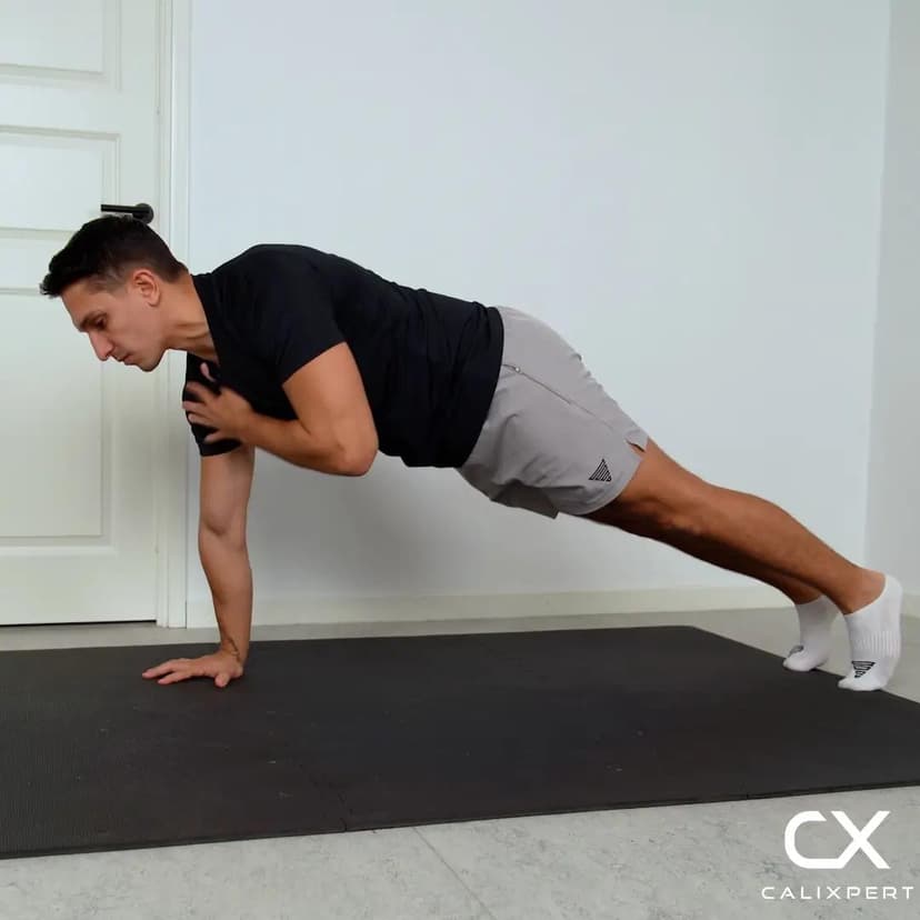 Upphöjda pike push-ups med axeltappar