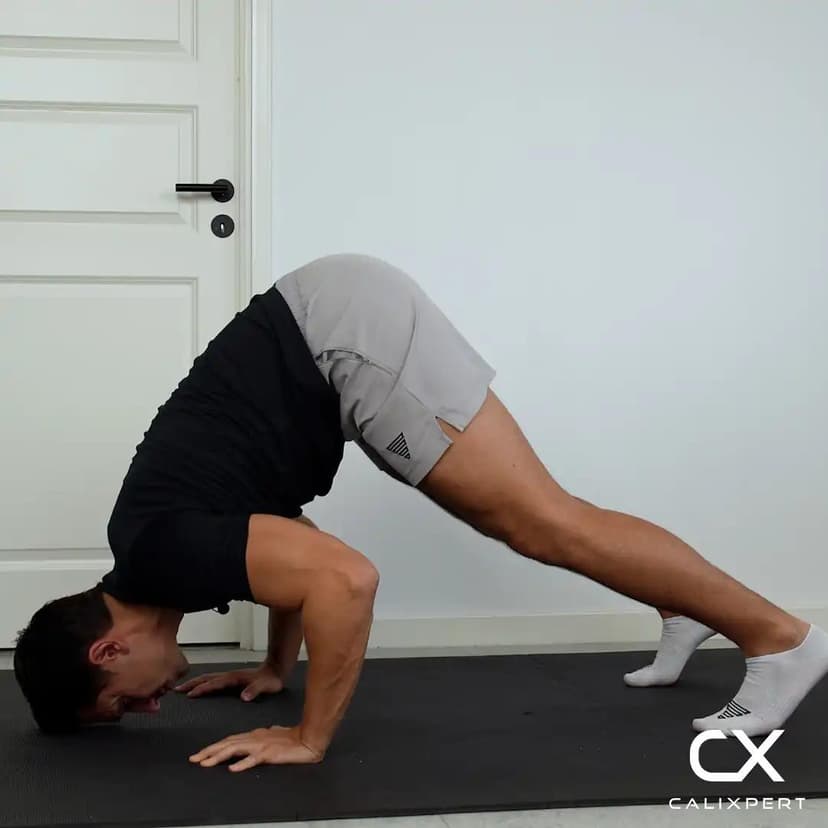 Straddle pike push-up med upphöjda händer
