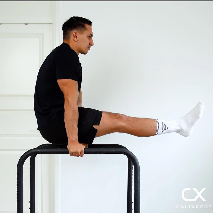 Bandassisterat tuckat L-sit hold