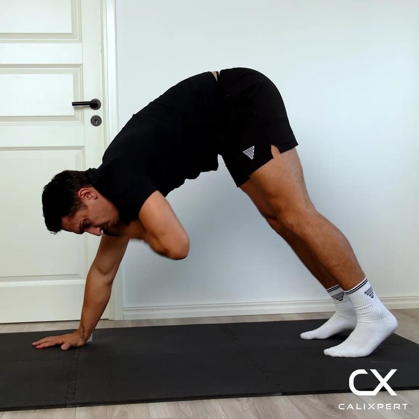 Straddle pike push-ups med axeltapp och fötterna upphöjda